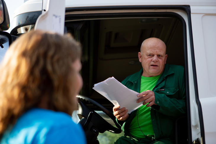 Frank Hermansen har hatt mye papir med seg når han henter slaktedyr. Foto: Nortura