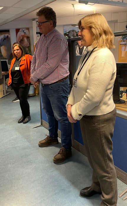 Inger Brenni, teamleder som treffer, Hans Thorn Wittussen og Anne Marit Panengstuen på besøk hos medlemssenteret