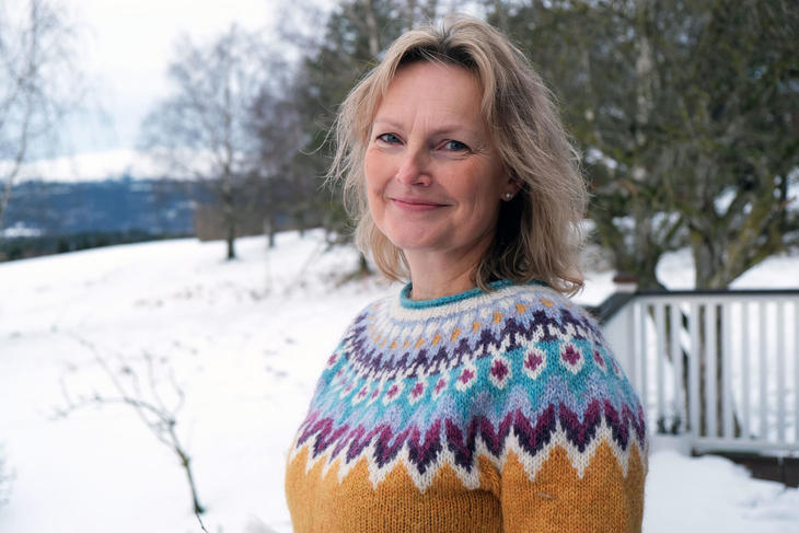 Bilete av Trine Hasvang Vaag kledd i ein ullgenser ho har strikka sjøl. Bilete av Trine Hasvang Vaag kledd i ein ullgenser ho har strikka sjøl.