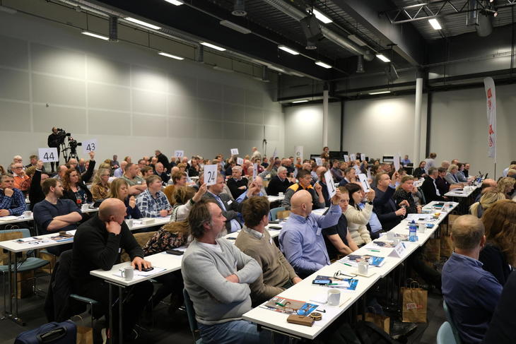 Bilde av årsmøtedelegater som stemmer Bilde av årsmøtedelegater som stemmer