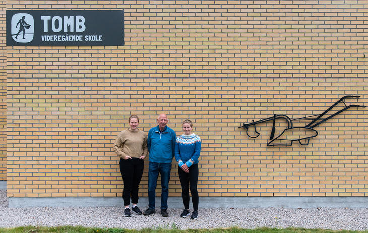 Gjertrud Grytnes og Louise Mathisen fra Tomb VGS ble best på svin og årets Husdyrtreffvinner.