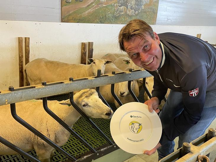 Erling Jevne i fjøset