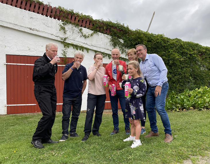 Skåler i Tine "Fremtidsmelk" på Kjos gård Skåler i Tine "Fremtidsmelk" på Kjos gård