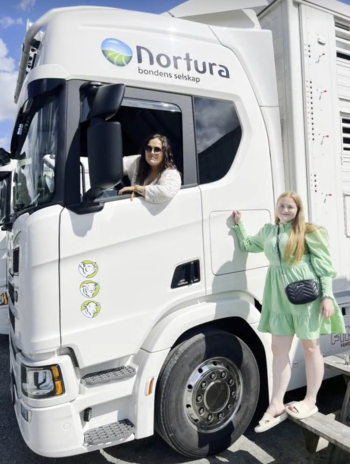 Kristin Silde Frønsdal og Helene Hagen i Nortura-dyrebilen