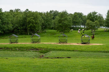 Nok mat er viktig og det fôres med rundball gjennom vinteren til beitene kommer seg på våren.